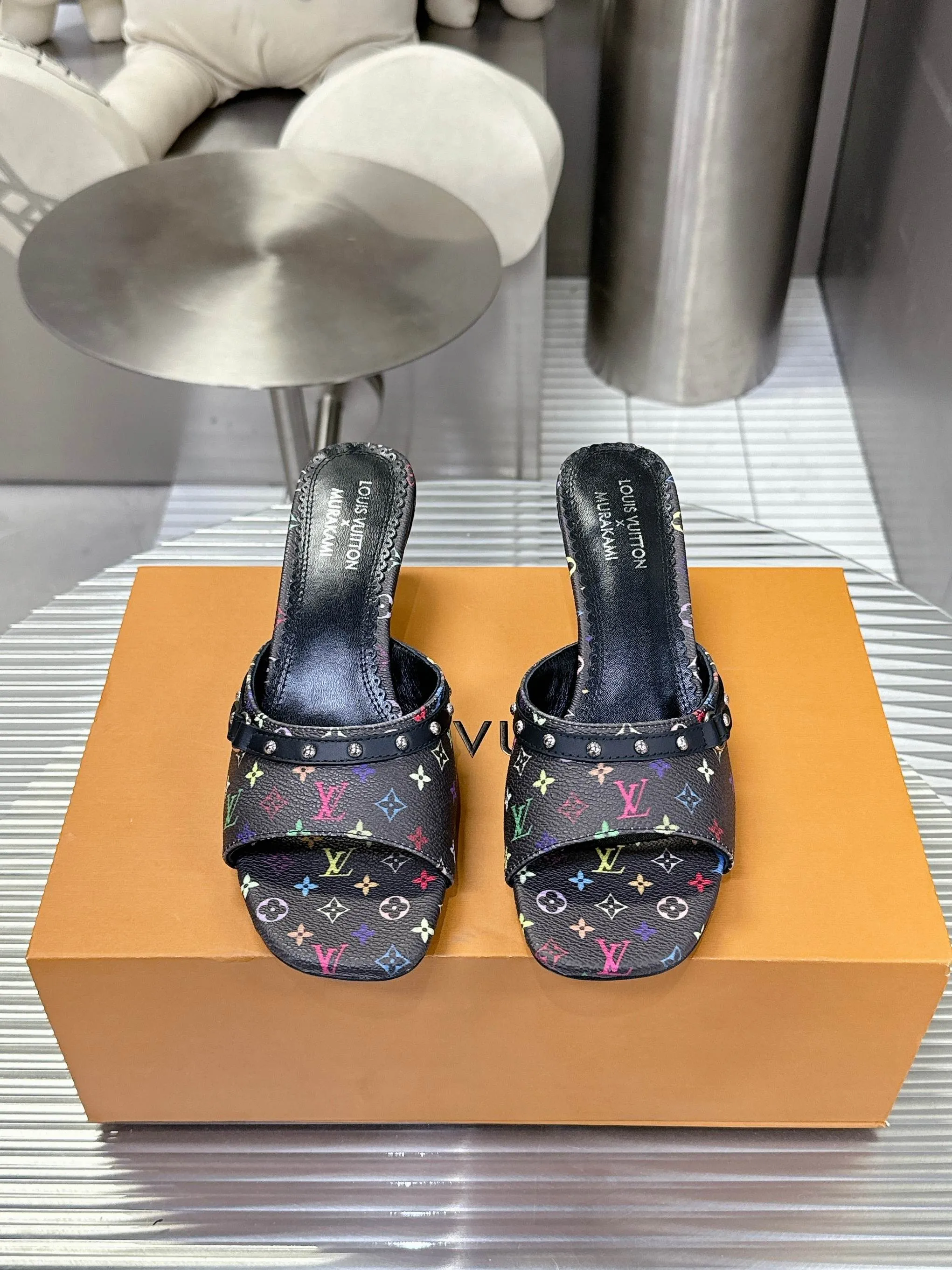 👟👟Ex-factory price 480👟👟 Cat heels 5.5Cmm [Genuine leather outsole] 𝐋𝐨𝐮𝐢𝐬 𝐕𝐮𝐢𝐭𝐭𝐨𝐧 24S spring and summer new denim denim cat heels series Lv presbyopia becomes more and more attractive the more you look at it Adding denim adds a bit more playfulness. It looks great when paired with shorts, short skirts and wide-leg trousers in summer. Kitten heels also have a certain height. A must-have for sisters in summer. Sizes 35-42